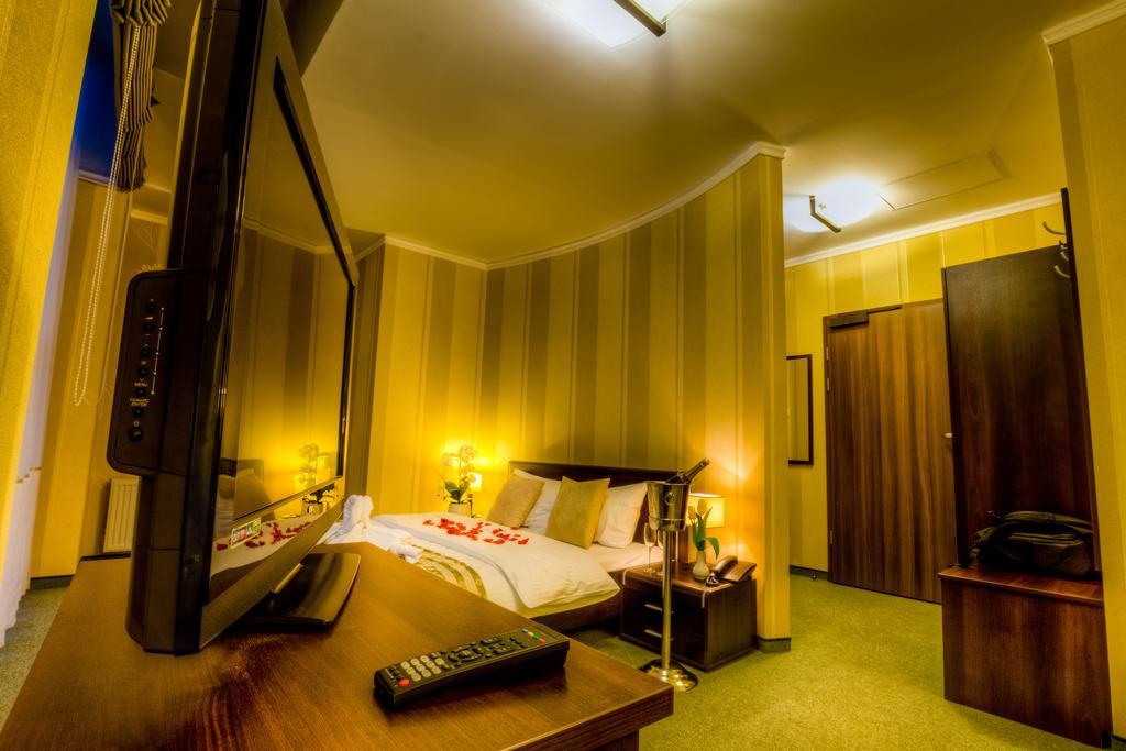 Aviator Hotel Restauracja & Spa Pabianice Exterior photo